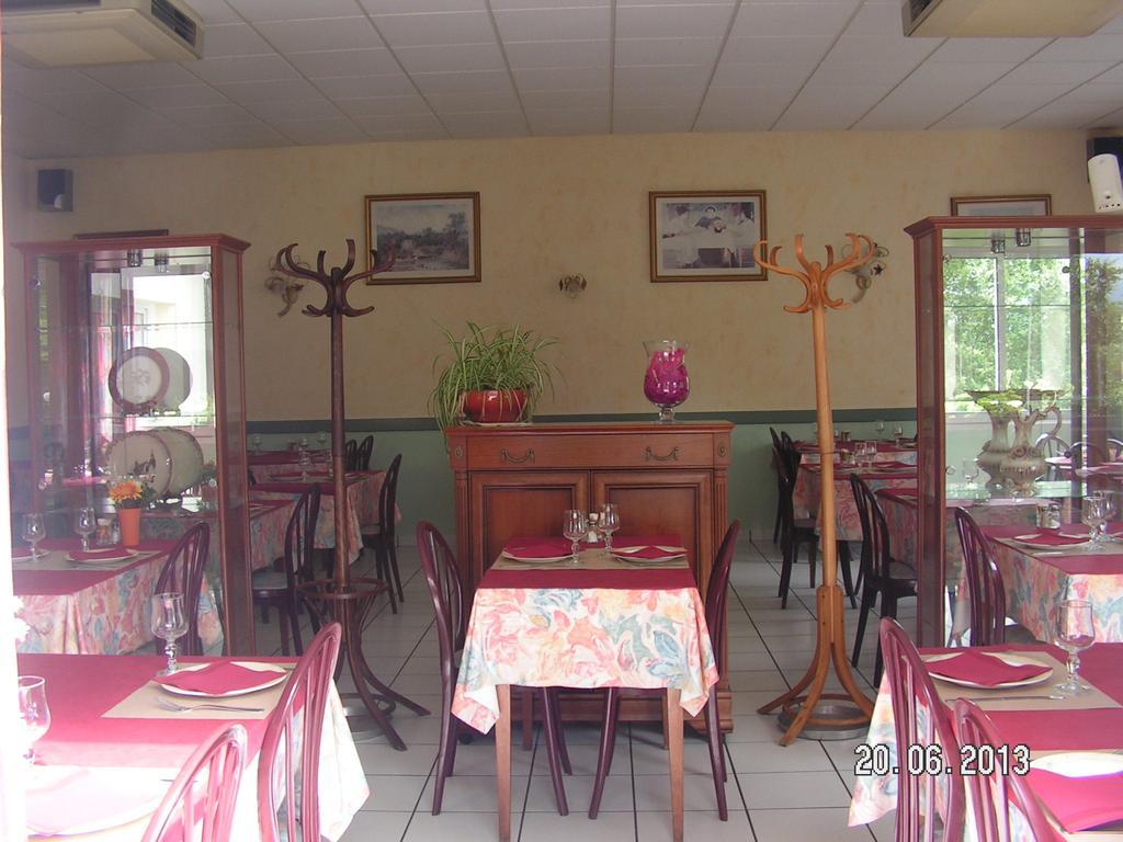 Hotel Le Bois Joli à Massais Extérieur photo