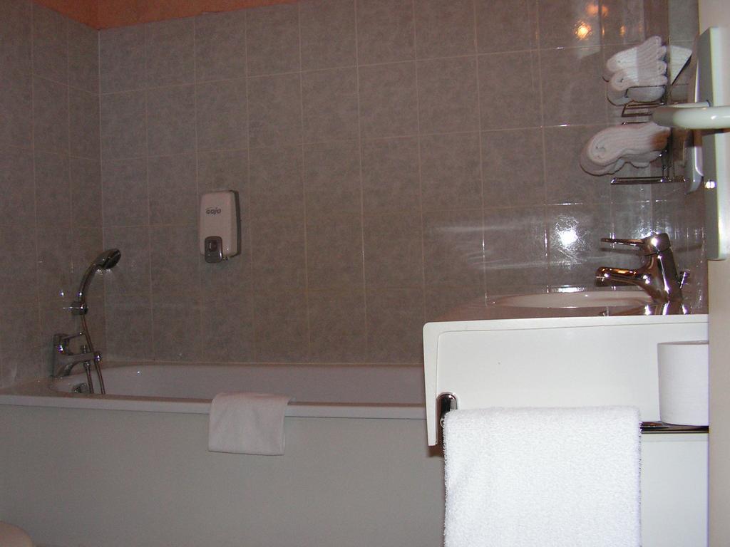 Hotel Le Bois Joli à Massais Extérieur photo